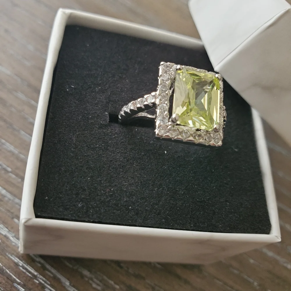 Canary yellow cushion cut diamond - Picture 4 of 12
